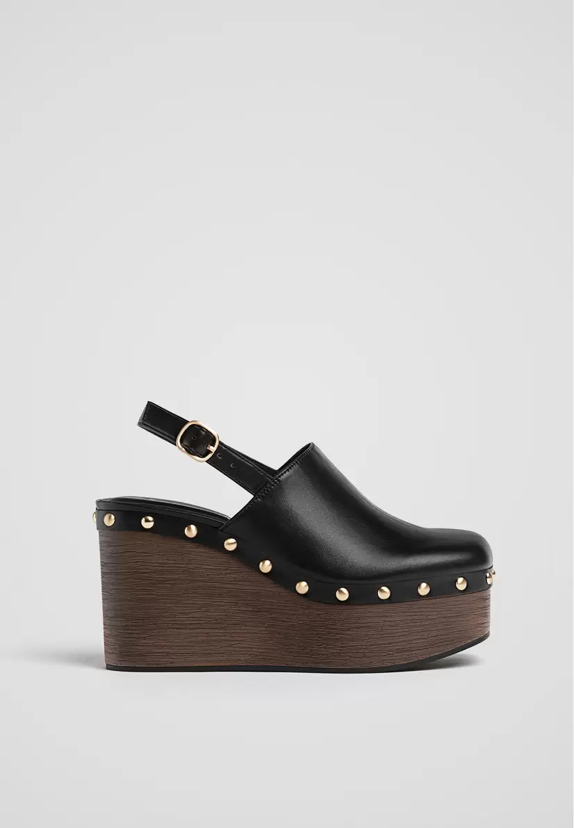 Aanbieding van Sleehak met plateauzool en studs voor 59,99€ bij Stradivarius