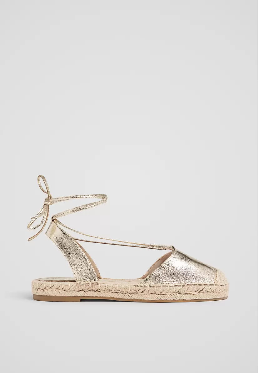 Aanbieding van Metallic espadrilles met lace-up voor 17,99€ bij Stradivarius