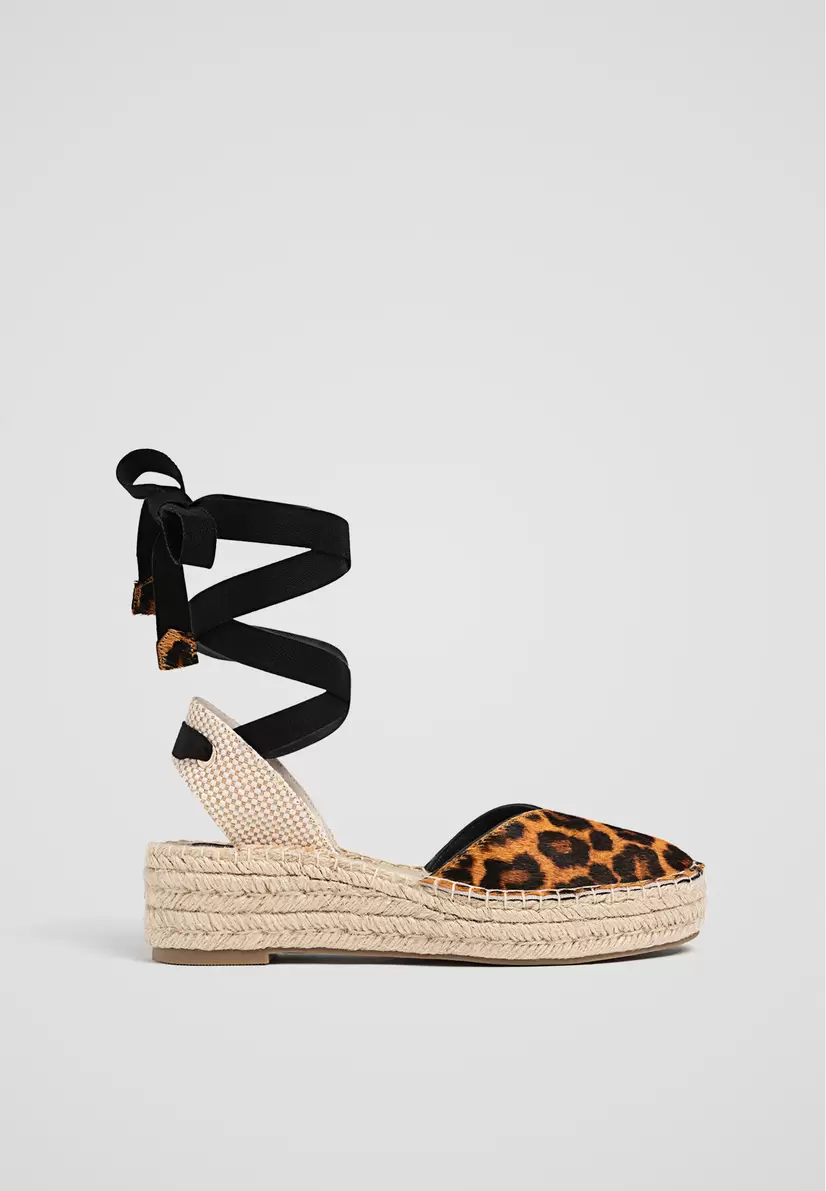 Aanbieding van Lace-up espadrilles met panterprint voor 27,59€ bij Stradivarius