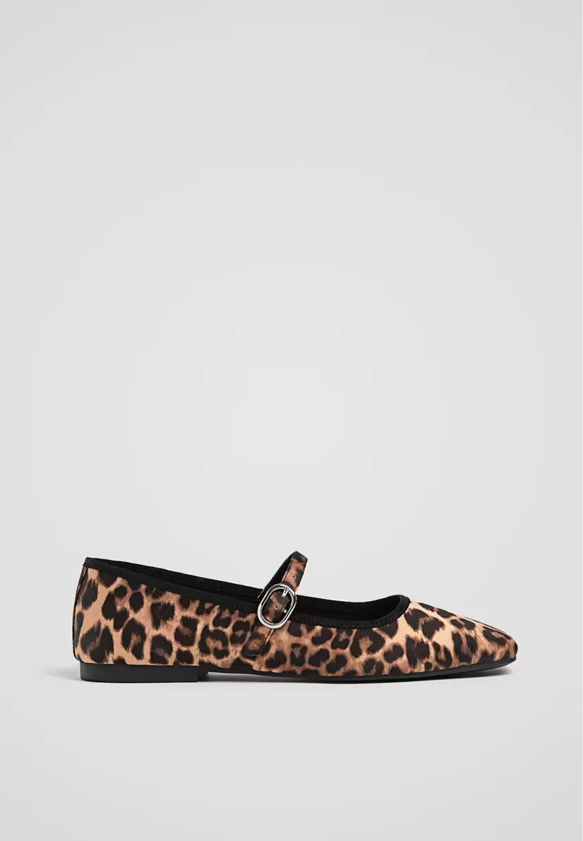 Aanbieding van Satijnen ballerina met dierenprint voor 25,99€ bij Stradivarius