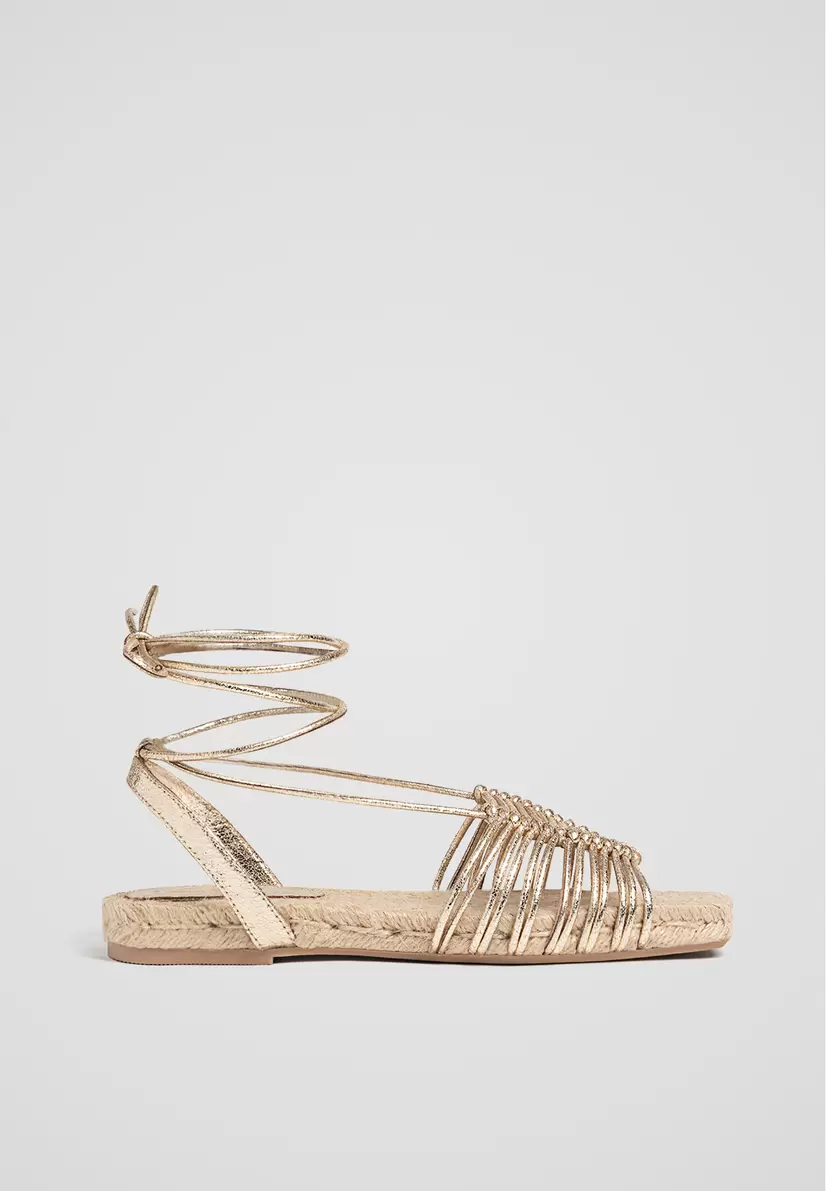 Aanbieding van Espadrilles met metallic bandje voor 23,99€ bij Stradivarius