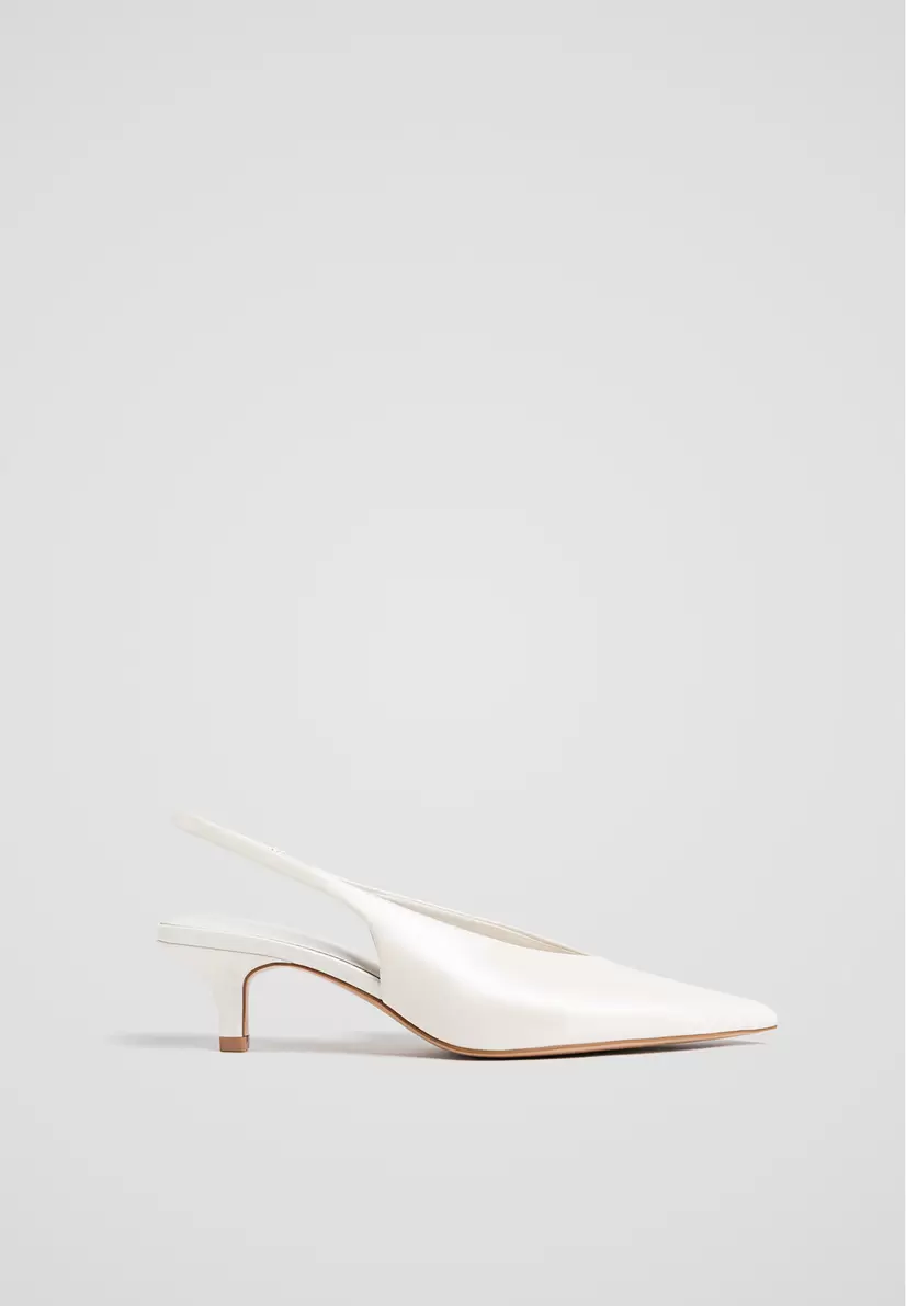 Aanbieding van Slingback pump met kitten heel voor 29,99€ bij Stradivarius