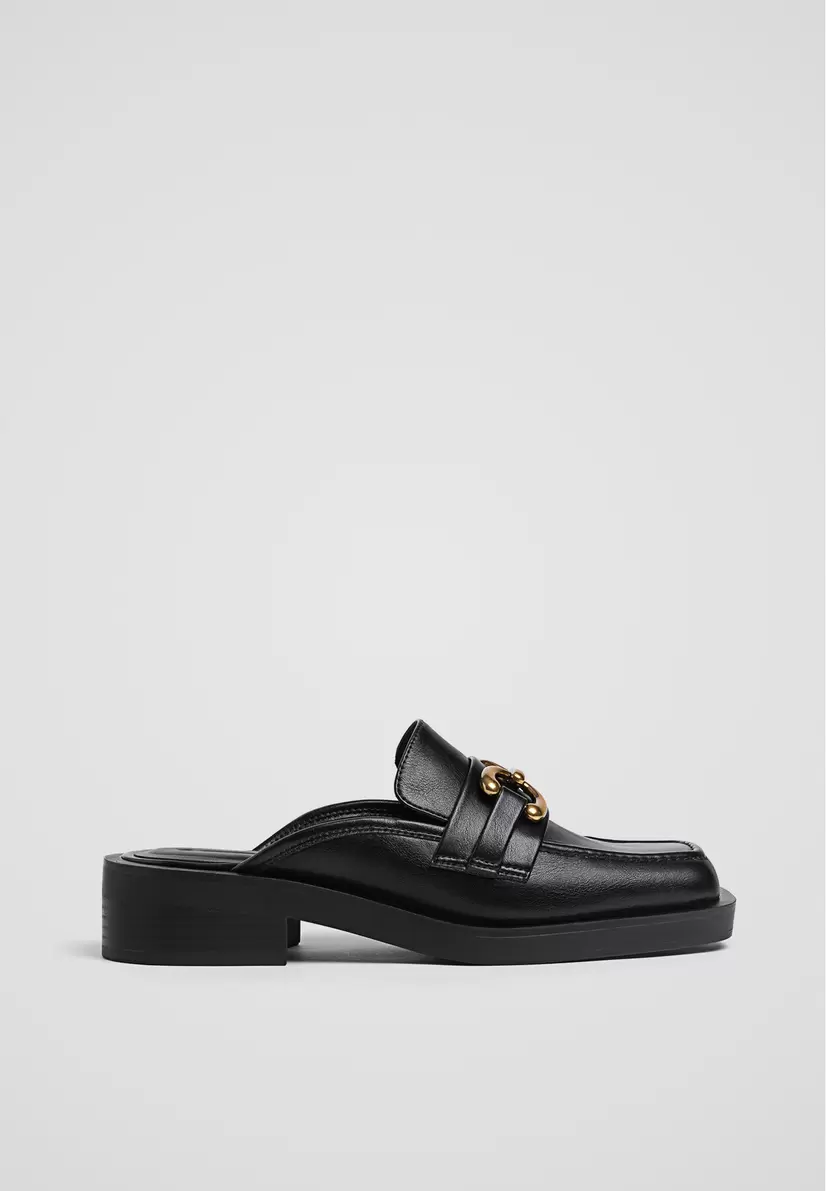 Aanbieding van Platte slingback mocassins voor 29,99€ bij Stradivarius