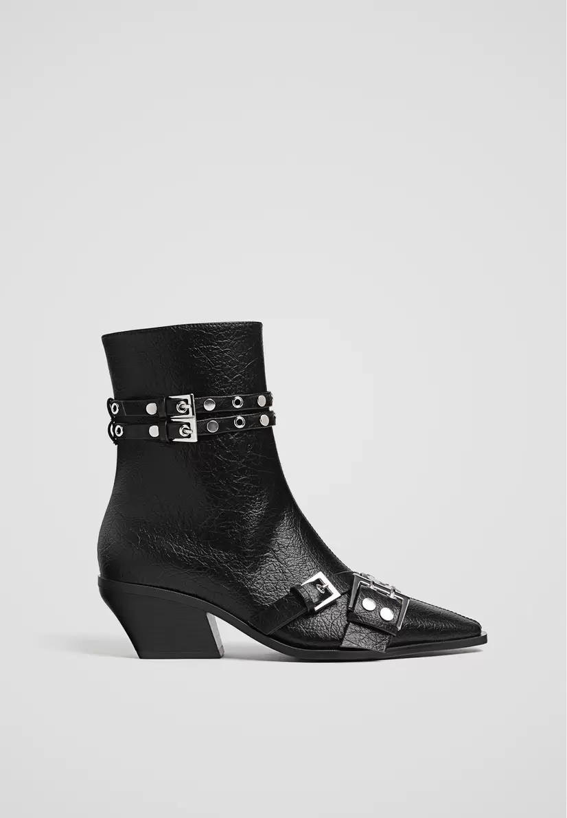 Aanbieding van Cowboy enkellaars met gespen voor 45,99€ bij Stradivarius