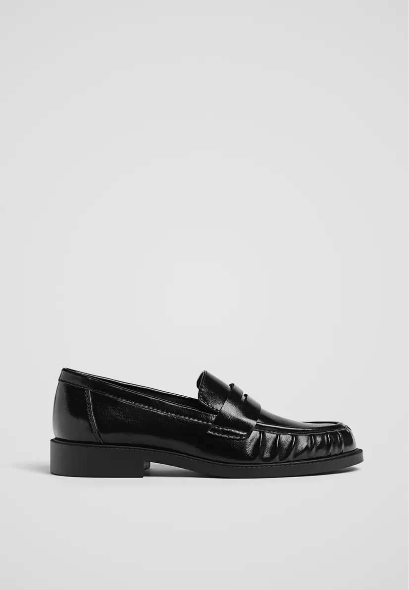 Aanbieding van Loafers met plooien voor 29,99€ bij Stradivarius