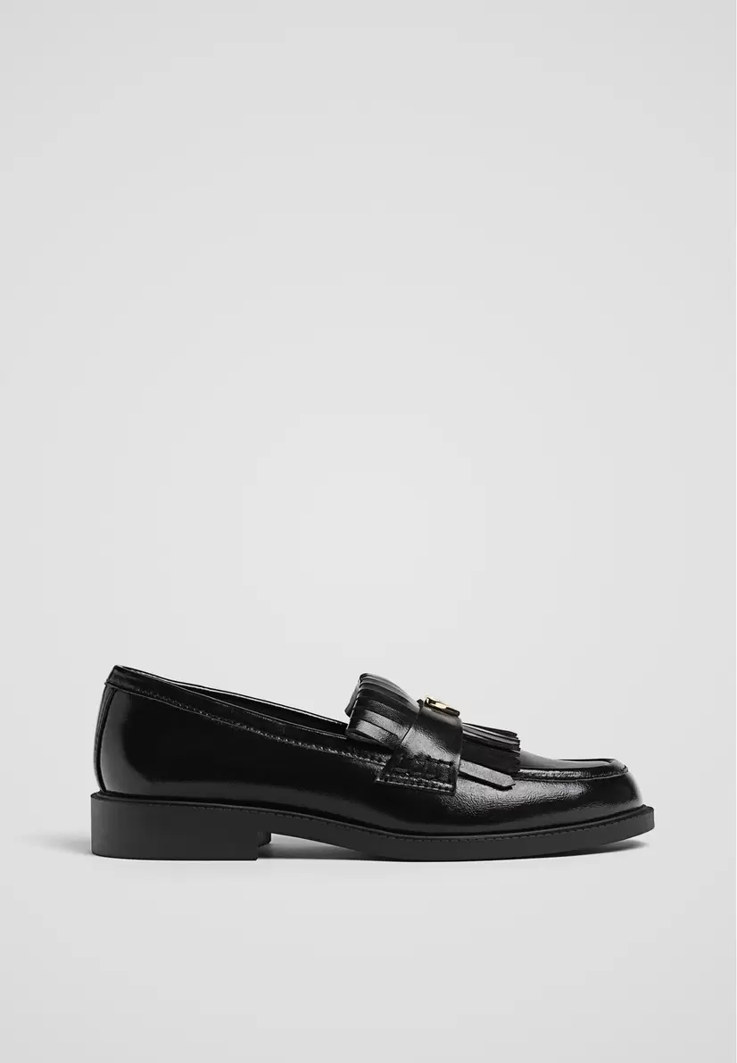 Aanbieding van Loafer met metalen detail voor 29,99€ bij Stradivarius