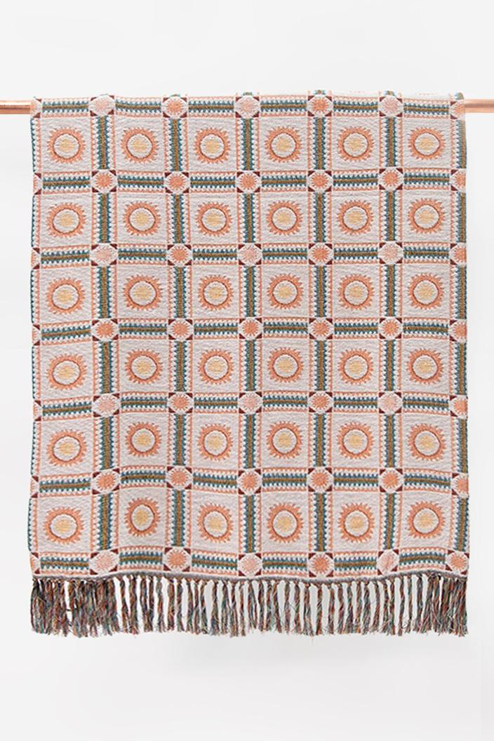 Aanbieding van Jacquard deken met zonnetjespatroon en franjes (130x180 cm) voor 52,49€ bij Sissy-Boy