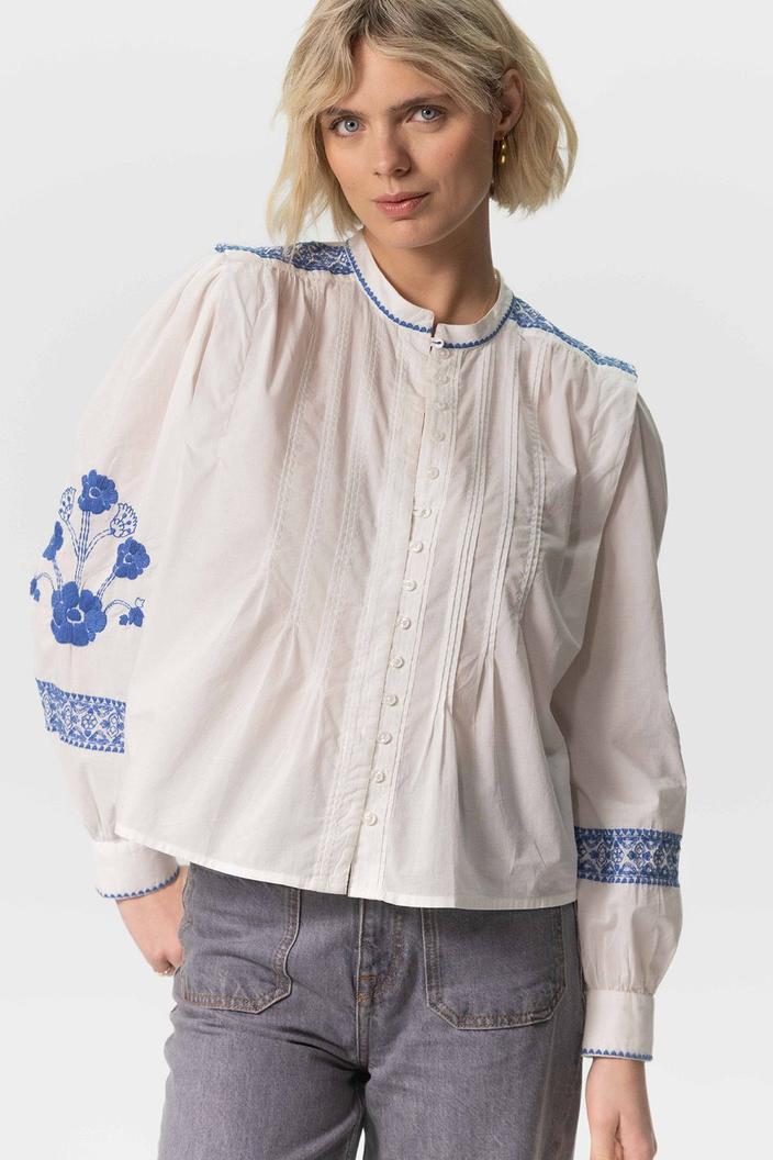 Aanbieding van Witte blouse met blauwe embroidery details voor 63,99€ bij Sissy-Boy