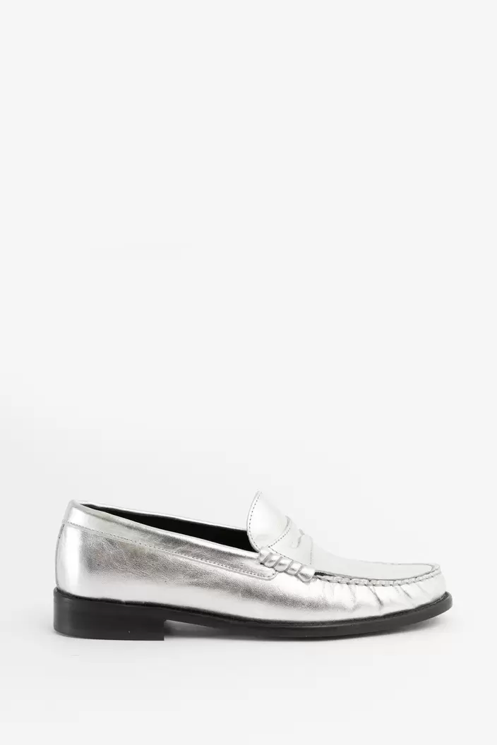 Aanbieding van Zilveren metallic loafers voor 74,99€ bij Sissy-Boy