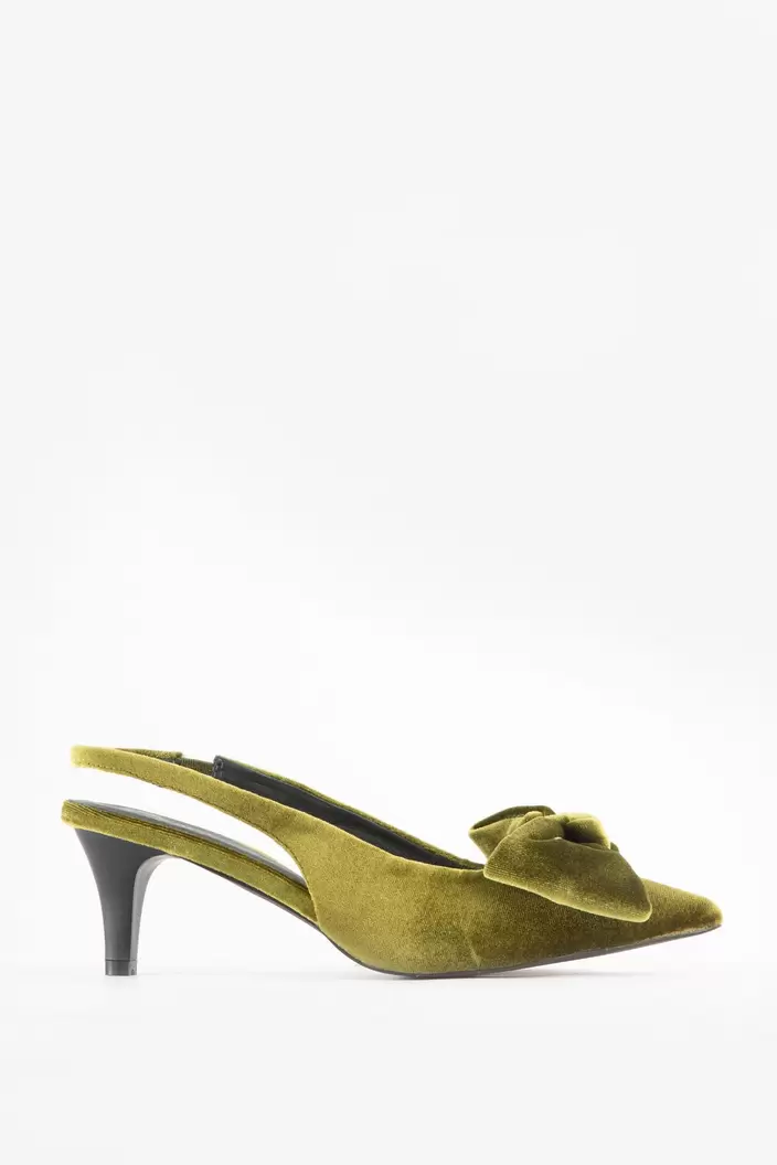 Aanbieding van Groene velvet slingbacks met strik voor 99,99€ bij Sissy-Boy