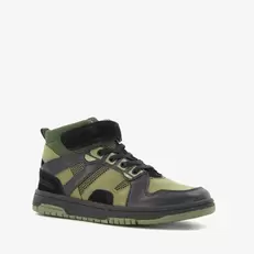 Aanbieding van Hoge leren jongens sneakers zwart groen voor 29€ bij Scapino