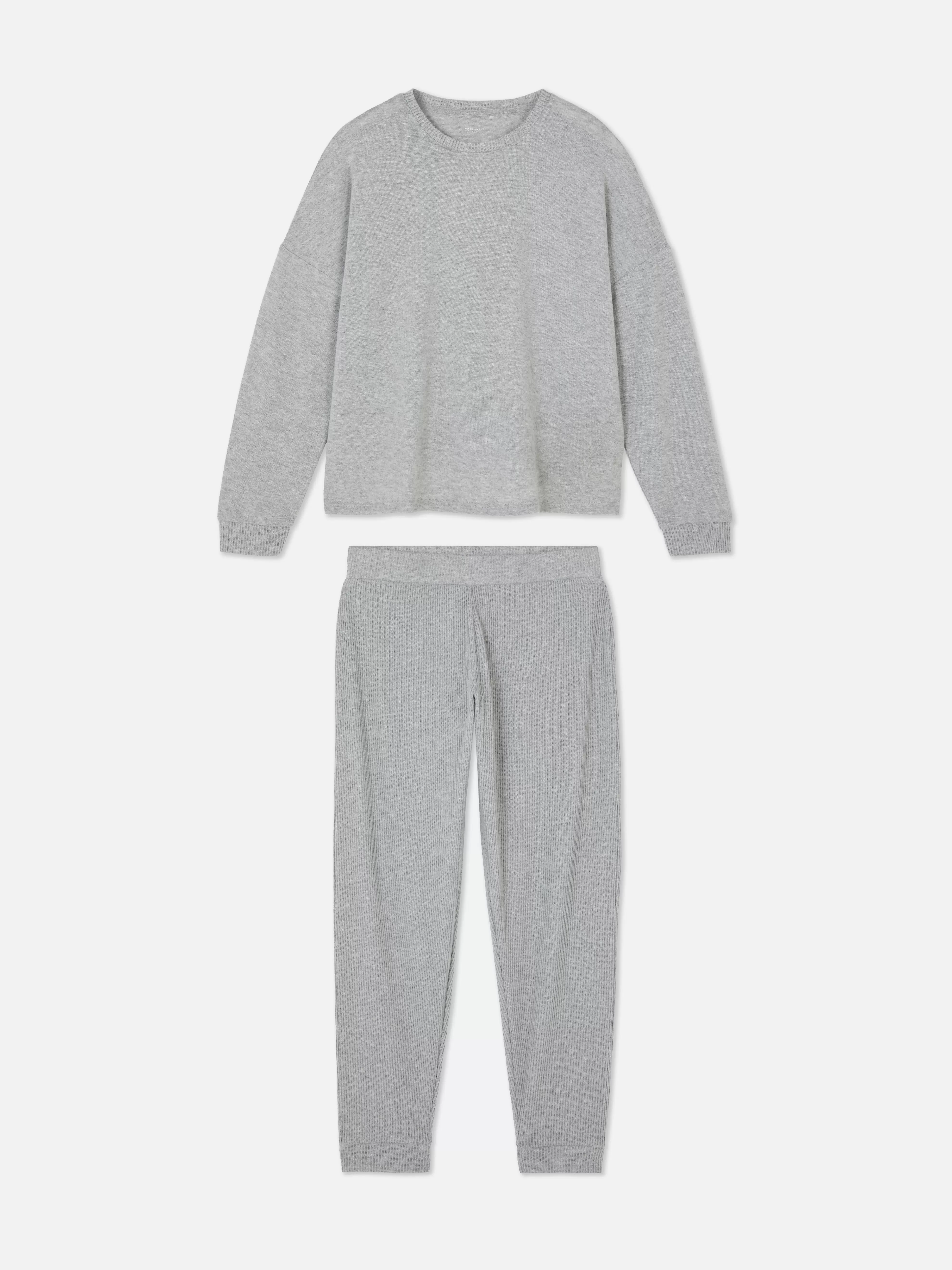 Aanbieding van Superzachte lange pyjama voor 13€ bij Primark