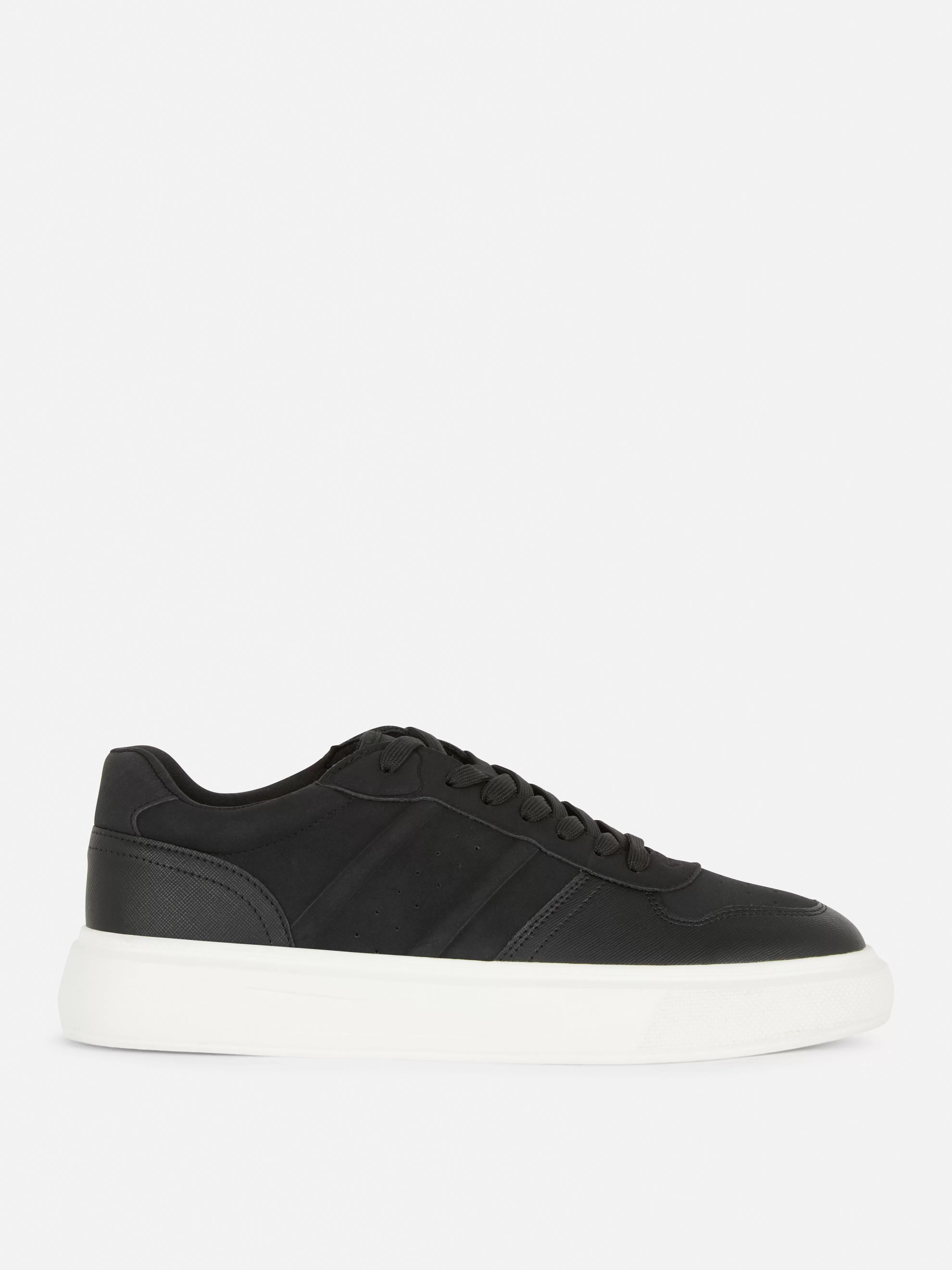 Aanbieding van Kem lage sneakers met veters voor 22€ bij Primark