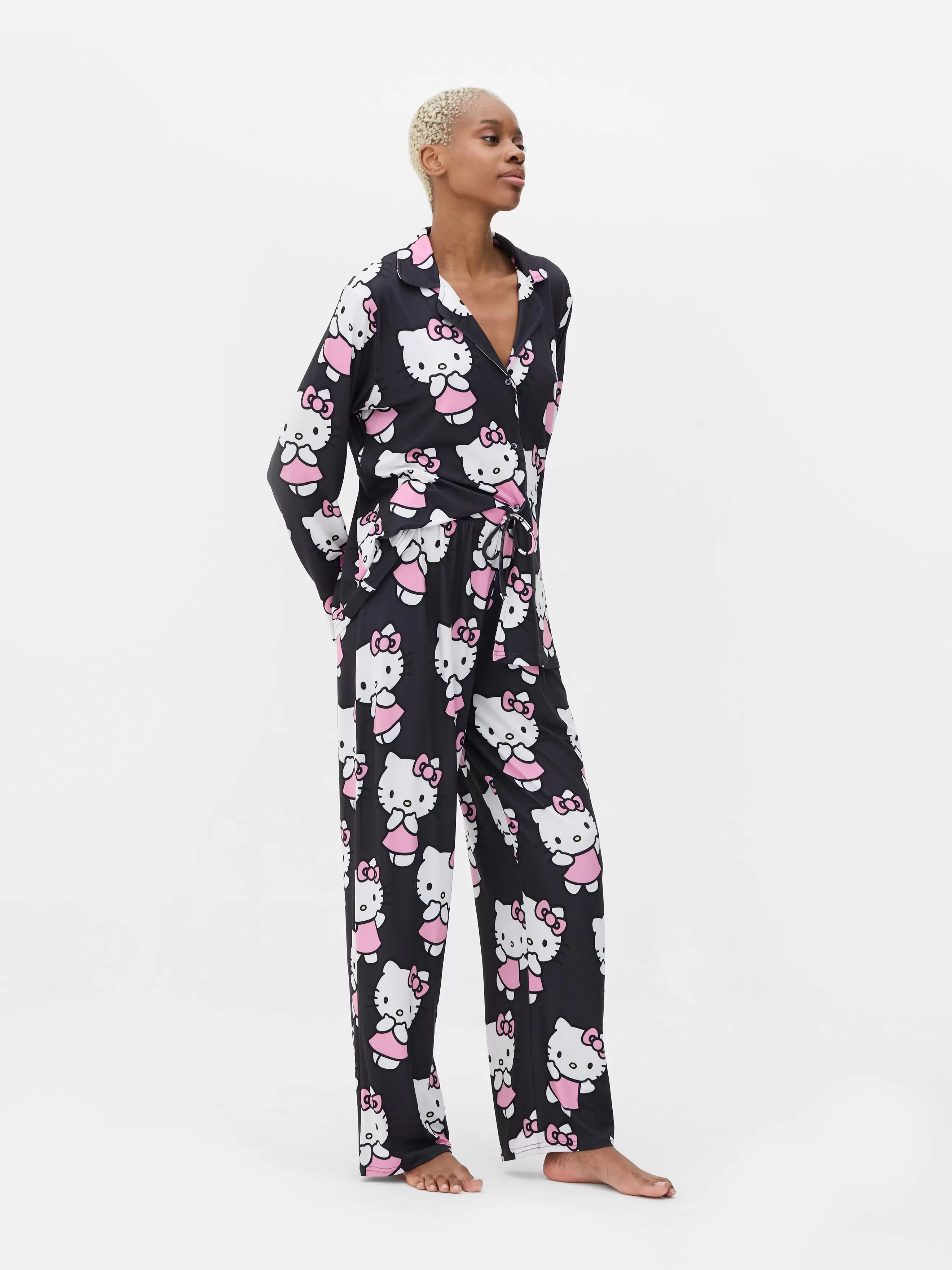 Aanbieding van Overhemdpyjama met lange mouwen Hello Kitty voor 24€ bij Primark