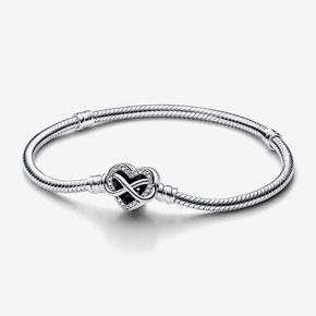 Aanbieding van Pandora Moments Sprankelende Snake Chain Armband met Hartsluiting voor 79€ bij Pandora