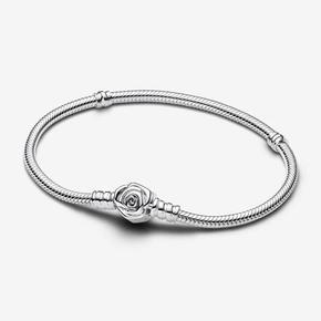 Aanbieding van Pandora Moments snake chain-armband met roos in bloei-sluiting voor 69€ bij Pandora