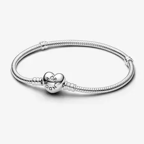 Aanbieding van Pandora Moments Snake Chain Armband met Hartsluiting voor 59€ bij Pandora