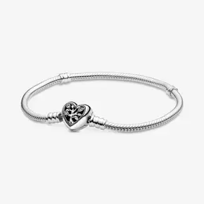 Aanbieding van Pandora Moments Stamboom Snake Chain Armband met Hartsluiting voor 69€ bij Pandora