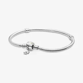 Aanbieding van Pandora Moments Snake Chain Armband met Madeliefje Sluiting voor 69€ bij Pandora