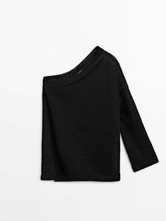 Aanbieding van Asymmetrische tricot trui met blote schouders voor 129€ bij Massimo Dutti