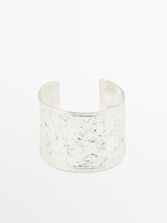 Aanbieding van Stevige armband met structuur voor 59,95€ bij Massimo Dutti