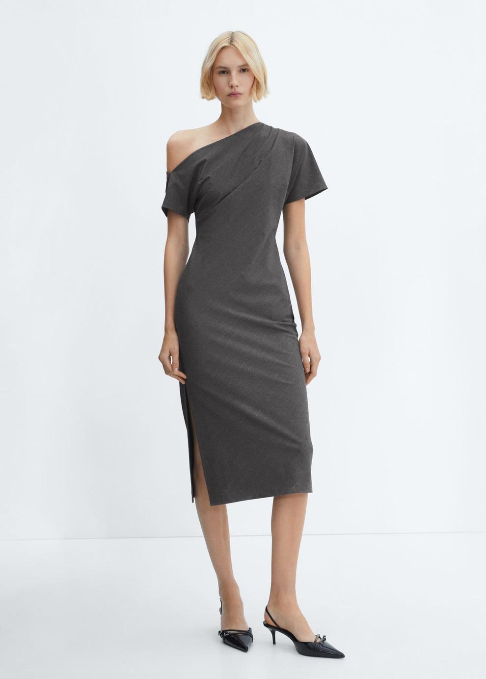 Aanbieding van Asymmetrische jurk met zijsplit voor 39,99€ bij Mango